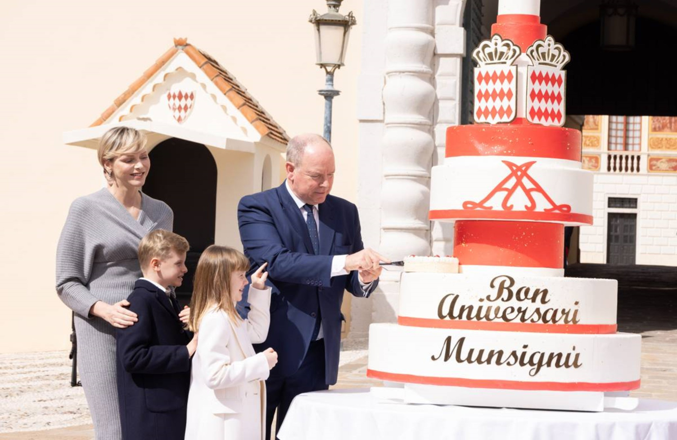 S.A.S. le Prince Albert II et Sa famille sur la Place du Palais